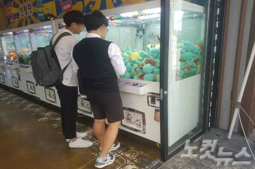 지난 13일 오후 경기도 수원역 로데오거리의 한 뽑기방에서 학생들이 인형뽑기를 하고 있다. (사진=신병근 기자)