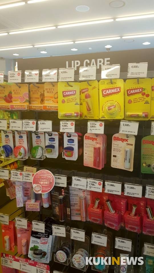 올리브영에 걸려 있는 카멕스 등 립케어 진열매대.