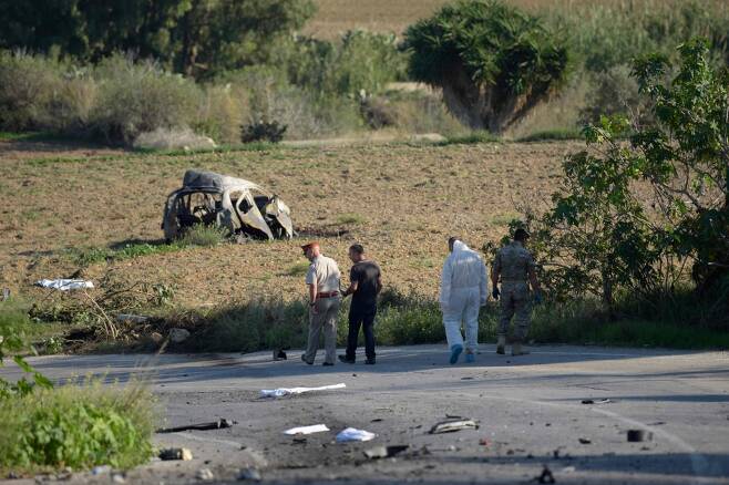 몰타에서 유명한 탐사보도 전문 기자 다프네 카루아나 갈리치아의 차량이 16일(현지시간) 모스타에 있는 도로에서 폭발한 한 뒤 인근에 잔해만 남아 있다. /AFP=news1