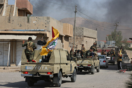 이라크군이 16일(현지시간) 쿠르드자치정부(KRG)의 군조직 페슈메르가가 사수하던 키르쿠크주 주도 키르쿠크시의 중심부로 진격하고 있다. [바그다드=AP연합뉴스]