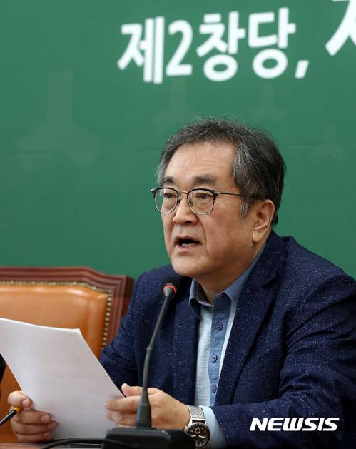 【서울=뉴시스】이영환 기자 = 15일 오후 서울 여의도 국회 국민의당 대표실에서 제2창당위원회 김태일 위원장이 기자간담회를 하고 있다. 2017.10.15. 20hwan@newsis.com