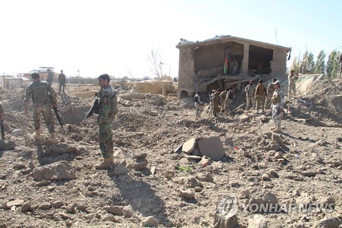 17일 아프가니스탄 파크티아 주 가르데즈의 경찰훈련소에서 탈레반의 자폭테러와 총격이 벌어진 가운데 아프간 치안 병력이 현장에 모여 있다.[AFP=연합뉴스]