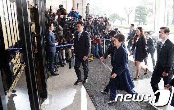 박근혜 전 대통령이 21일 오전 피의자 신분으로 검찰 조사를 받기 위해 서울 서초구 중앙지검에 출두해 조사실로 향하고 있다. 2017.3.21/뉴스1 © News1 사진공동취재단