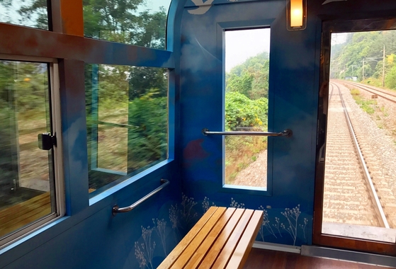 유리창이 달려 있어 바깥 풍경을 감상하기 좋은 정선아리랑열차.