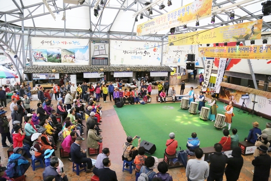 정선아리랑시장에서는 장날과 주말에 문화 공연이 열린다.