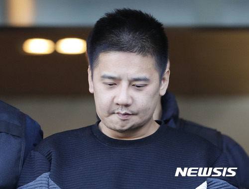 【서울=뉴시스】최동준 기자 = 여중생을 살해하고 사체를 유기한 혐의를 받고 있는 '어금니아빠' 이영학 씨가 13일 오전 서울 중랑경찰서에서 검찰로 송치되고 있다. 2017.10.13. photocdj@newsis.com