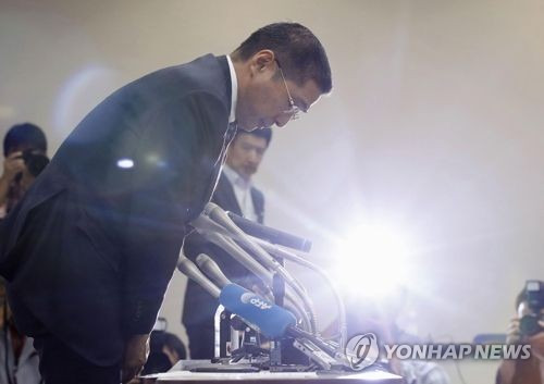 [요코하마<일 가나가와현> 교도=연합뉴스 자료사진] 닛산자동차 사이카와 히로토 사장이 지난 2일 무자격자 검사에 대해 사죄하고 있다.