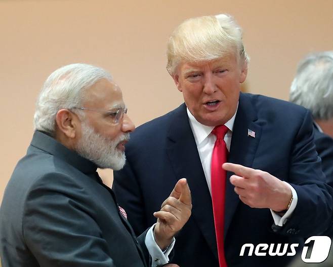지난 7월 독일 함부르크에서 열린 G20회담에서 도널드 트럼프 미 대통령(오른쪽)과 나렌드라 모디 인도 총리가 만났다. © AFP=뉴스1