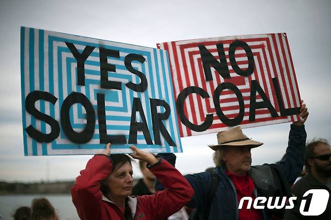호주 항구도시 뉴캐슬에서 시민들이 화석연료 사용에 반대하는 시위를 벌이고 있다. © AFP=뉴스1