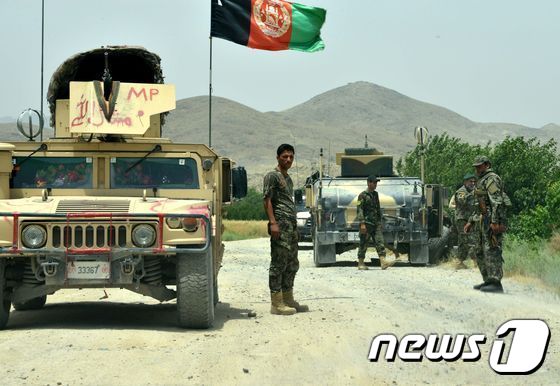 아프가니스탄 남부에서 18일(현지시간) 이슬람 무장단체 탈레반 배후의 자살폭탄 테러가 발생해 최소 43명의 정부군이 사망했다. (자료사진) © News1