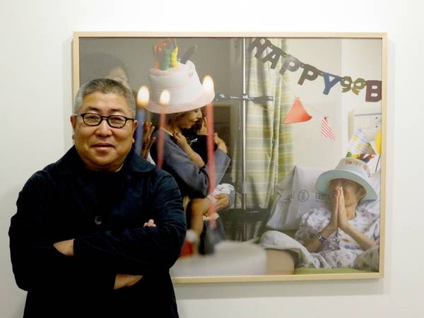 성남훈 작가가 18일 서울 서촌 사진위주 류가헌 2층 자신이 찍은 사진을 설명하고 있다.