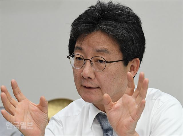 유승민 바른정당 의원이 18일 국회 의원회관에서 한국일보와 인터뷰에서 중도신당 추진 의지를 처음 밝혔다. 오대근 기자 inliner@hankookilbo.com