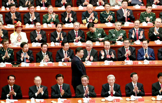시진핑 중국 국가주석이 18일 열린 제19차 공산당 전국대표대회에서 개막 연설을 마치고 자리로 돌아가고 있다. 이날 시 주석은 3만1900여 자에 이르는 보고서를 3시간30분간 읽었다.  [EPA=연합뉴스]