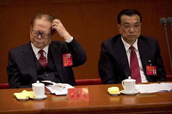 사진=AP/뉴시스  /  긴 연설에 힘들어하는 장쩌민 전 주석(사진 왼쪽)과 피곤한 표정의 리커창 총리(오른쪽)