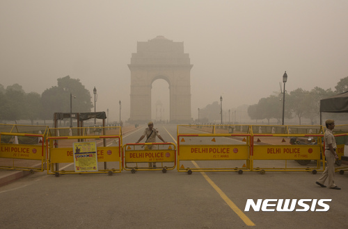 【뉴델리=AP/뉴시스】극심한 대기오염으로 인도의 수도 뉴델리에 소재한 학교 5000여 곳이 7일(현지시간)부터 3일 동안 문을 닫는다. 건설·해체 작업은 5일 동안 금지된다. 뉴델리의 '인도의 문'이 짙은 스모그에 둘러싸여 있는 모습. 2016.11.07