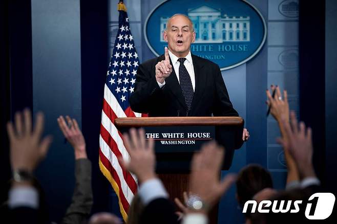 존 켈리 미국 백악관 비서실장이 19일(현지시간) 정례 브리핑에서 기자들의 질문을 받고 있다. © AFP=뉴스1