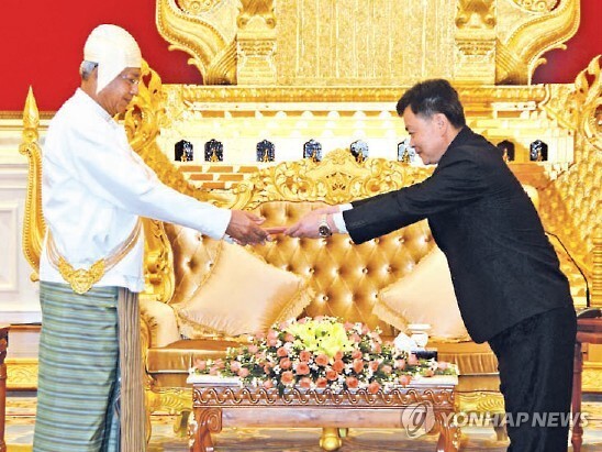 정호범 주미얀마 북한 대사가 지난해 5월 틴 초 미얀마 대통령에게 신임장을 건네고 있다. [미얀마뉴스통신 홈페이지 제공=연합뉴스 자료사진]