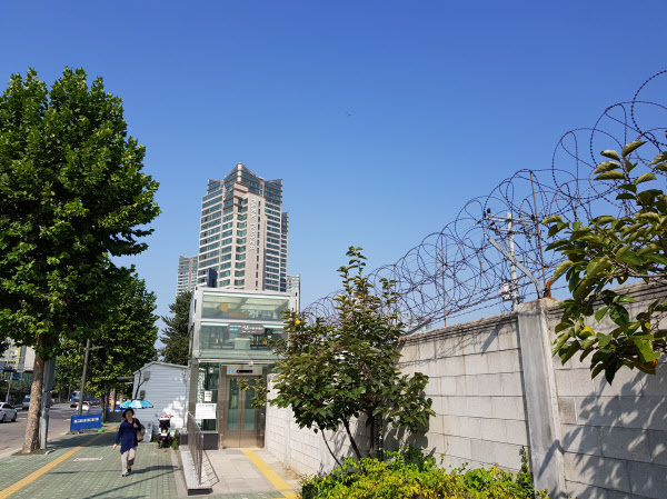 서울 용산구 이촌역 앞에서 바라본 미군기지 담장과 그 뒤로 보이는 '파크타워' 주상복합 단지의 모습. /한상혁 기자