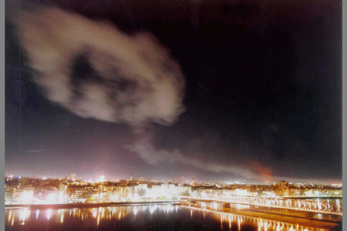 1999년 3월24일(현지시간) 유고연방에 대한 북대서양조약기구(NATO)군의 공습이 실시된 직후 수도 베오그라드로부터 70km북쪽에 위치한 노비사드시에서 화염이 치솟고 있다. [노비사드 AP=연합]