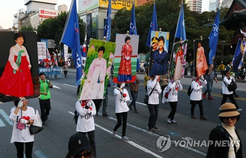 (서울=연합뉴스) 진성철 기자 = '박근혜 전 대통령 무죄 석방 서명운동본부' 등 친박·보수성향 단체 회원들이 21일 서울 종로거리에서 박근혜 전 대통령의 사진을 들고 행진하며 박 대통령의 석방을 촉구하고 있다.    2017.10.21      zjin@yna.co.kr