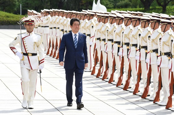 자난달 11일 아베 신조 일본 총리가 방위성 격상 10주년을 맞아 도쿄 방위성을 찾아 자위대 의장대를 사열하고 있다. [도쿄 AFP=연합뉴스]
