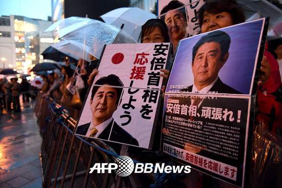 일본 중의원 선거 하루 전인 21일 일본 도쿄에서 아베 신조 일본 총리의 지지자들이 그가 마지막 유세에 도착하길 기다리고 있다./AFPBBNews=뉴스1