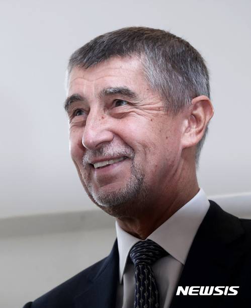 【프르호니체=AP/뉴시스】체코 긍정당의 안드레이 바비스 대표가 20일(현지시간) 총선에서 투표권을 행사한 뒤 미소짓고 있다. 2017.10.21.