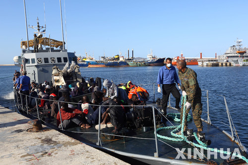 【트리폴리(리비아) = 신화/뉴시스】 =지난 10월 11일 지중해의 리비아 해역에서 고무보트를 타고 떠돌다가 리비아 해양경비대에 의해 구조된 난민들이 트리폴리 항구에 입항하고 있다.