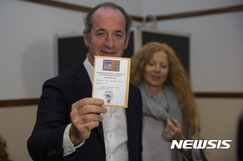 【트레비소=AP/뉴시스】 이탈리아 북부 베네토(州)의 루카 자이아 주지사가 22일(현지시간) 트레비소에 있는 투표에서 자신의 투표용지를 들어 보이고 있다. 이탈리아에서 북부 2개주가 이날 자치권 확대 요구하는 주민투표를 시작했다. 2017.10.22