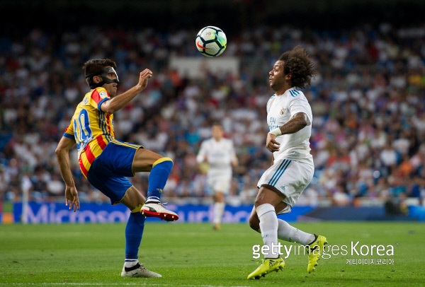 발렌시아 나초 비달(왼쪽)이 지난 8월27일 열린 레알 마드리드와의 스페인 프리메라리가 2라운드 레알 마드리드와 경기에서 마르셀로와 공을 다투고 있다.    게티이미지코리아