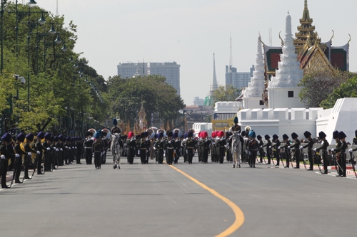 장례 행렬을 선두에서 이끄는 근위대와 기병이 왕궁에서 사남 루엉 광장으로 향하는 도로로 나섰다.