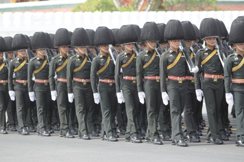 태국 왕실 근위대가 푸미폰 국왕 장례식 행렬을 이끌고 있다. 이번 장례식 행렬에는 5천600여 명의 태국 군인들이 동원된다.