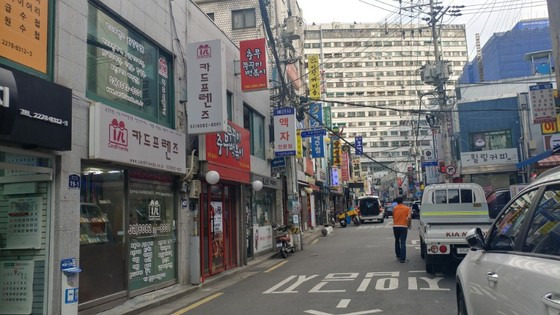 진고개 맞은편 골목에서 진양상가로 이어지는 '충무로 먹자골목'. 다양한 식당들이 마주하고 있다. 송정 기자