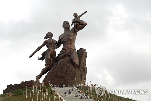 (서울=연합뉴스) 북한이 세네갈에 제작한 '아프리카 르네상스 기념탑'. [위키피디아제공]