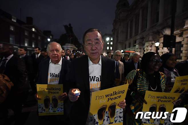 반기문 전 유엔(UN) 사무총장(가운데)이 23일(현지시간) 영국 런던에서 열린 만델라 넬슨 추모 걷기 행사에 참여했다. © AFP=뉴스1