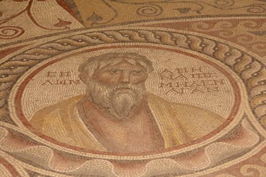 BC 594년 무일푼 평민에게도 투표권을 부여한 민주주의의 상징 정치인인 솔론. 레바논 베이루트 국립박물관에 로마시대 모자이크 형태로 얼굴이 남아있다.