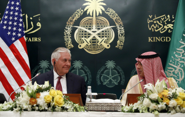 렉스 틸러슨 미국 국무장관(왼쪽)이 22일(현지시간) 사우디아라비아 리야드에서 아델 알주바이르 사우디 외교장관과 공동 기자회견을 하고 있다. 리야드 | AP연합뉴스