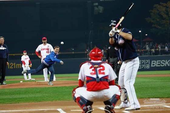 문재인 대통령이 광주 기아 챔피언스필드에서 열린 '2017 타이어뱅크 프로야구 포스트시즌' 한국시리즈 1차전 시구를 하고 있다. /사진=뉴스1