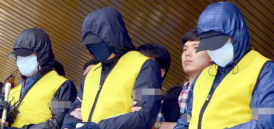 전남 신안의 섬 관사에서 여교사를 성폭행 한 혐의로 구속된 피고인들이 검찰로 송치되고 있다. 뉴시스