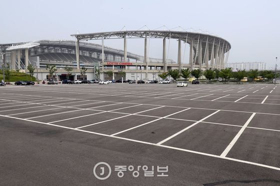 인천 아시아드 주경기장 주차장에 주차된 차가 없어 휑한 모습을 보이고 있다. 인천=김경록 기자