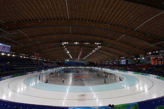 2010 밴쿠버 겨울올림픽 당시 빙상트랙이 설치되어 있던 리치먼드 오벌의 내부 전경. 현재는 빙상트랙을 걷어내고 복합 체육시설로 변모했다. 장혜수 기자