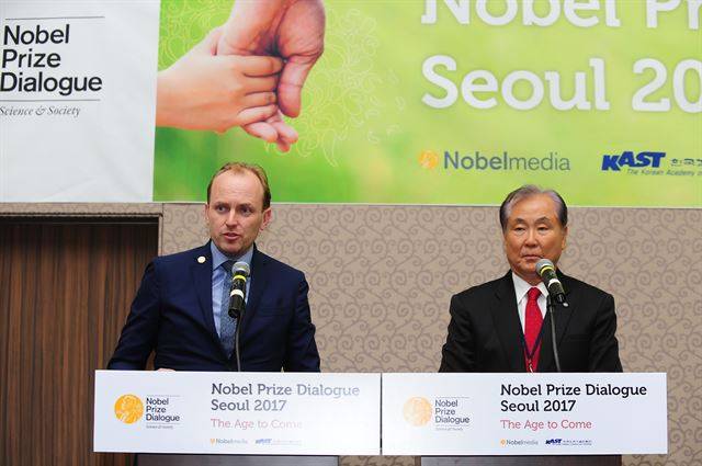 마티어스 피레니어스(왼쪽) 노벨재단 산하 노벨미디어 최고경영자(CEO)와 이명철 한국과학기술한림원장이 30일 서울 코엑스에서 '2017 노벨프라이즈 다이얼로그 서울'에 대해 설명하고 있다. 한국과학기술한림원 제공