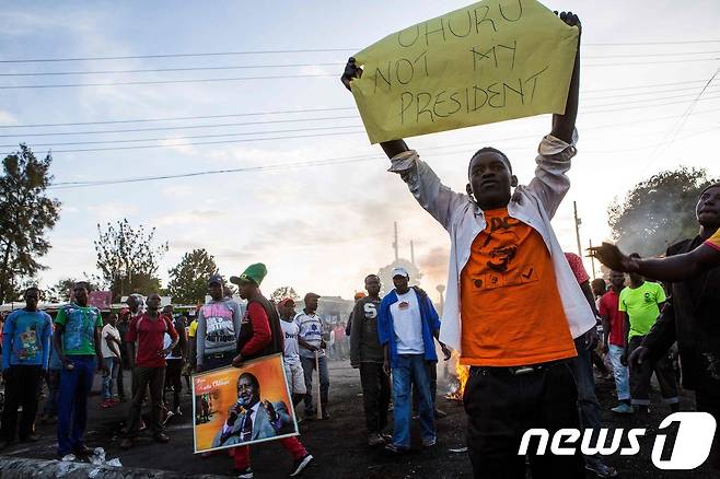 케냐 야권 성향 시위대가 30일(현지시간) '우후루는 내 대통령이 아니다'는 피켓을 들고 있다. © AFP=뉴스1