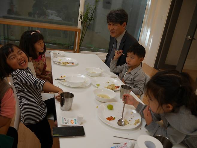 공동식당에서 식사중인 아이들과 얘기중인 박민수 목사