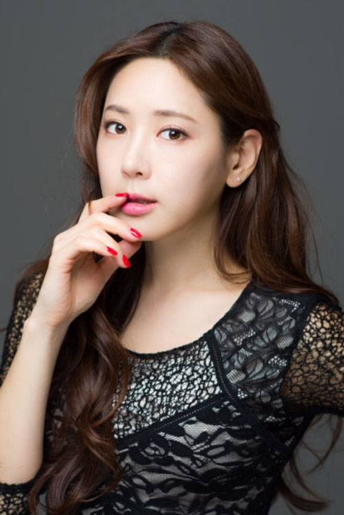 채은정이 웰스엔터와 전속계약을 체결했다