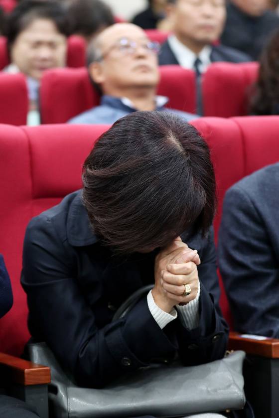 위령제에 참석한 한 유가족이 기도를 하고 있다. 장진영 기자