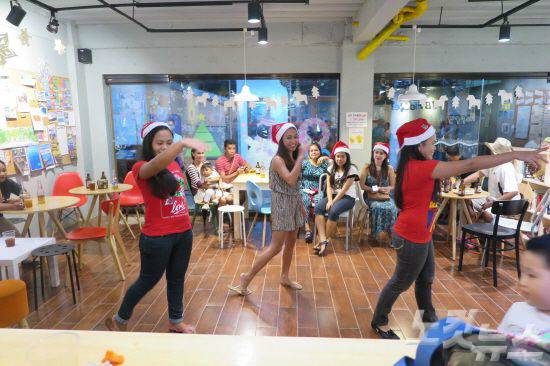 크리스마스 주간에는 보라카이와 세부 어느 곳이든 흥겨운 춤과 음악이 함께하는 크리스마스파티가 열린다(사진=에어텔다이어리 제공)