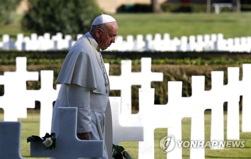 (로마 AP=연합뉴스) 프란치스코 교황이 2일 이탈리아 로마 인근 도시 네투노에 있는 2차대전 참전 미군 전사자의 묘역을 거닐고 있다.