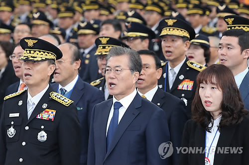 (천안=연합뉴스) 배재만 기자 = 문재인 대통령이 3일 오전 충남 천안시 중앙소방학교에서 열린 제55주년 소방의날 기념식에서 참석자들과 함께 애국가를 제창하고 있다.     scoop@yna.co.kr