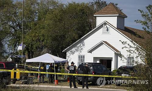 (샌안토니오 AP=연합뉴스) 총기 난사 사건이 발생한 미국 텍사스주 샌안토니오 인근 서덜랜드 스프링스의 서덜랜드 스프링스 제1침례교회 앞에 5일(현지시간) 경찰들이 출동해 있다. ymarshal@yna.co.kr